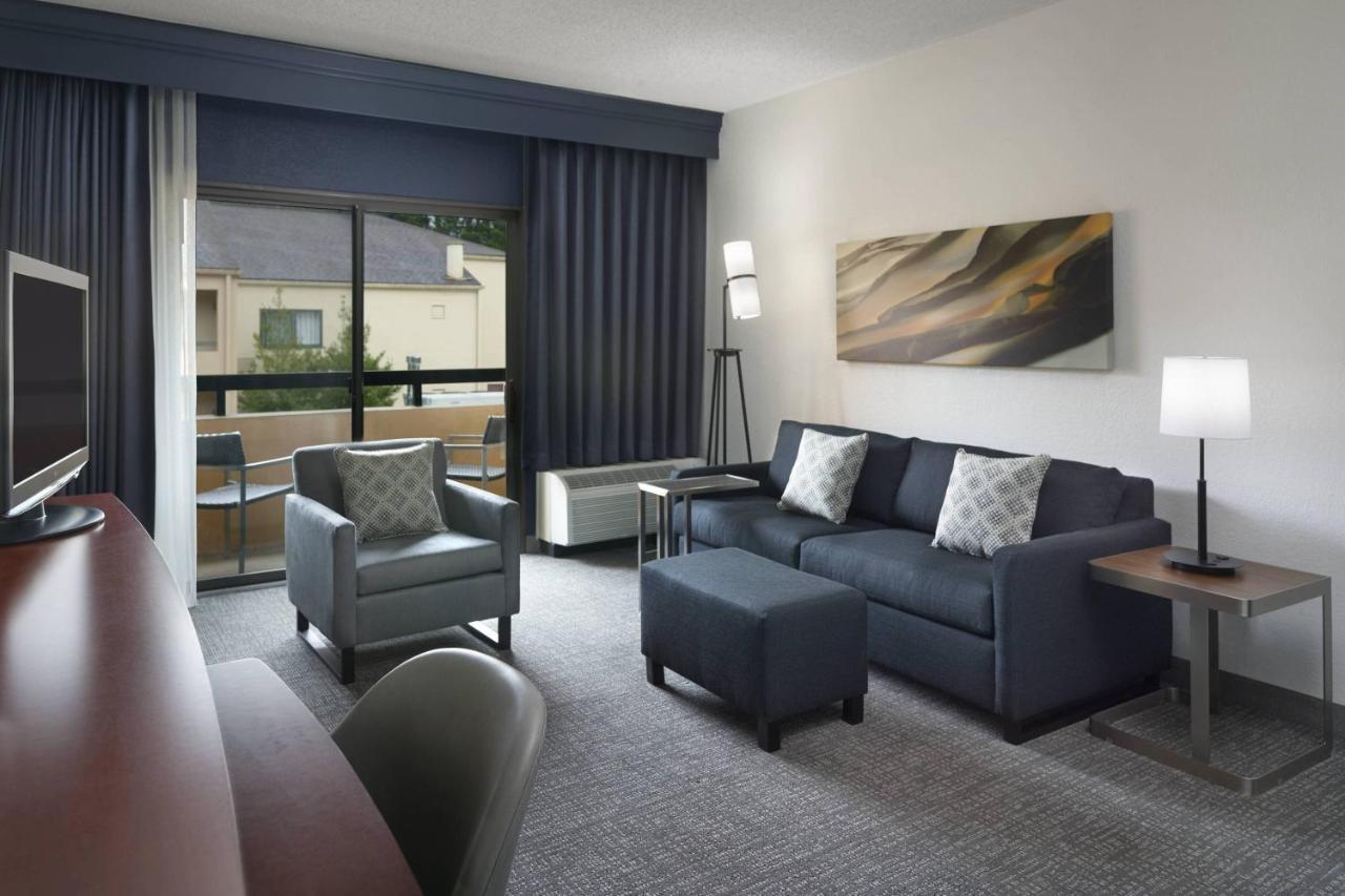 Courtyard Charlotte Arrowood Hotel Exterior foto