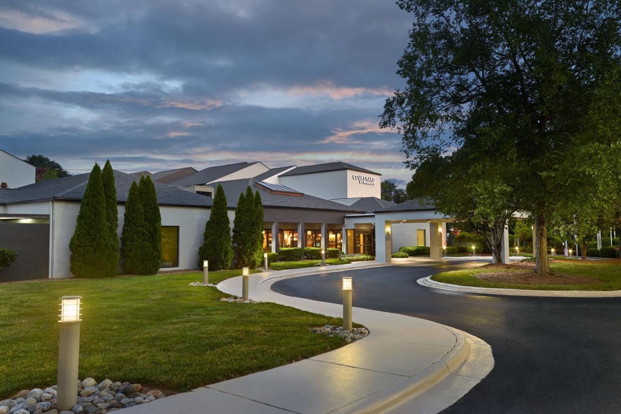 Courtyard Charlotte Arrowood Hotel Exterior foto