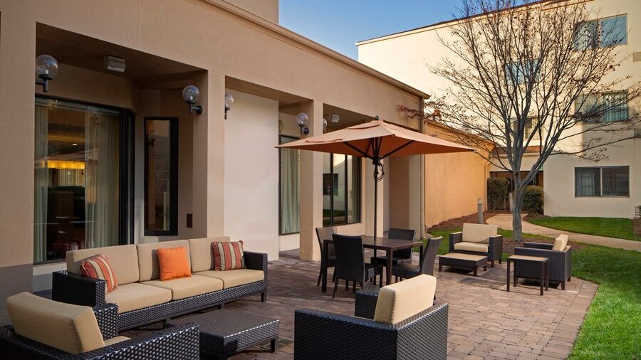 Courtyard Charlotte Arrowood Hotel Exterior foto
